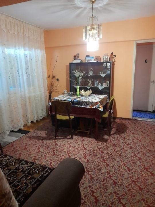 Vând apartament cu 2 camere semidecomandat, Bârlad, jud Vaslui