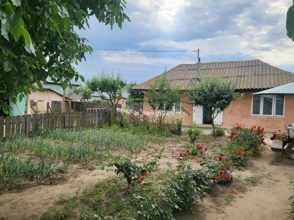Casa si teren 1000mp de vanzare in Pogana