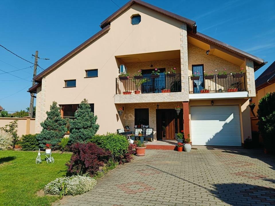 Casă modernă cu 4 camere, garaj şi mansardă, de vânzare în Lipova