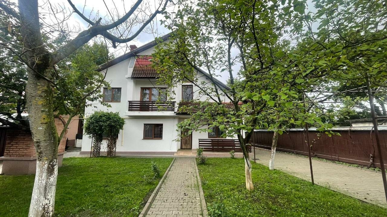 Acasă la natură &acirc; vilă spaţioasă cu livadă, piscină şi privelişte