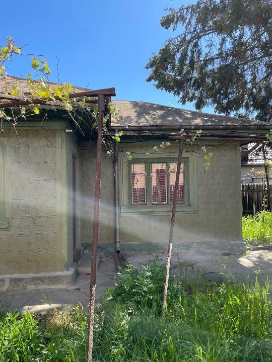 Casa la curte cu teren de circa 1000 mp în municipiul Călăraşi
