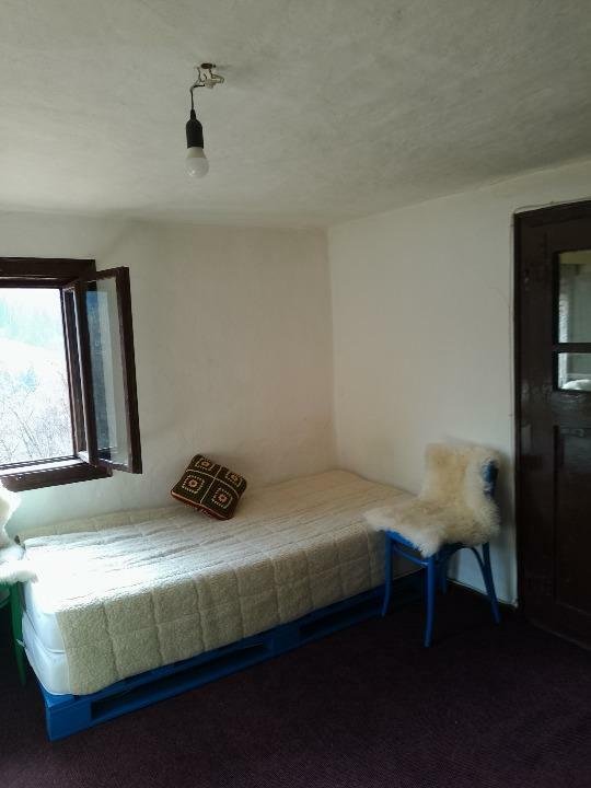 Casa batraneasca,2 camere,retrasa