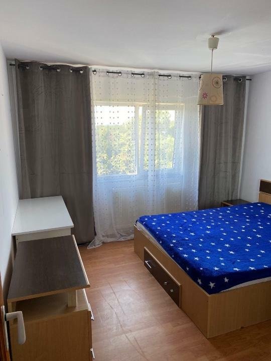 Vând apartament etaj 4 , zona confecţii Bârlad 