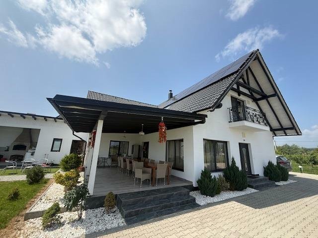 Vand 2 Case + Piscina + 1 Hectar Teren Intravilan cu utilitati